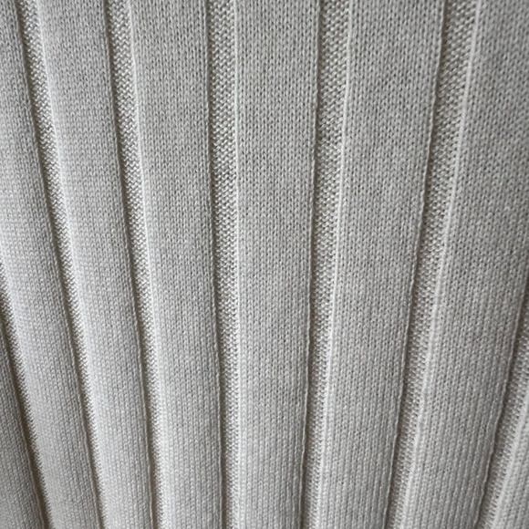 Neiman Marcus wool and cashmere blend lightweight turtleneck - Picture 3 of 11